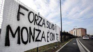 Hajrá Silvio, Monza veled van!" feliratú transzparens a milánói San Raffaele kórház előtt 2023. április 7-én. 
