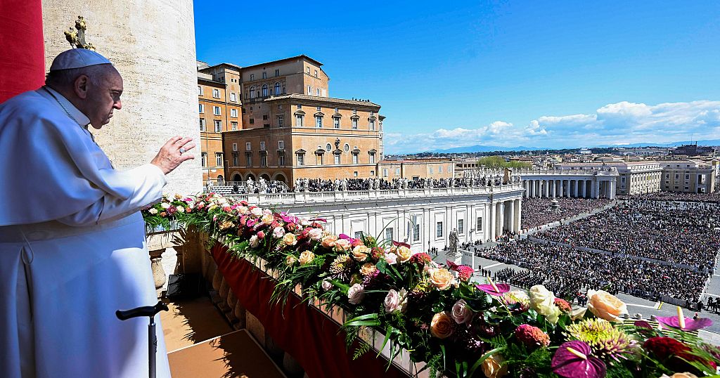 Pope Francis condemns 'stumbling blocks' to peace in Easter message