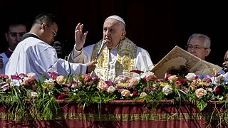 Le pape François donne la bénédiction plénière "Urbi et Orbi" (à la ville et au monde) depuis la loge centrale de la basilique Saint-Pierre au Vatican, le 9 avril 2023.