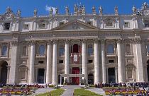 Ferenc pápa a Szent Péter-bazilika lodzsájáról mondta el húsvéti üzenetét.