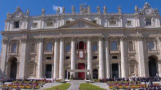 Ferenc pápa a Szent Péter-bazilika lodzsájáról mondta el húsvéti üzenetét.