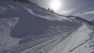 архивное фото, сход лавины в Альпах
