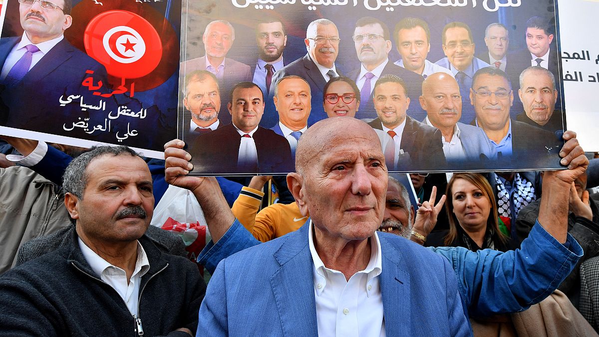أحمد نجيب الشابي، رئيس ائتلاف جبهة الإنقاذ الوطني، يشارك في مظاهرة ضد الرئيس قيس سعيد، في العاصمة تونس. 2023/04/09