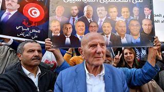أحمد نجيب الشابي، رئيس ائتلاف جبهة الإنقاذ الوطني، يشارك في مظاهرة ضد الرئيس قيس سعيد، في العاصمة تونس. 2023/04/09