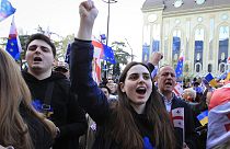 Des milliers de partisans de l'opposition se sont rassemblés devant le Parlement à Tbilissi, en Géorgie, le 9 avril 2023. 