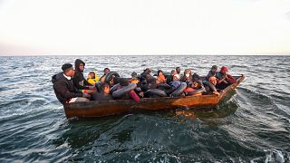 مهاجرون من إفريقيا جنوب الصحراء كانوا متجهين على متن قارب إلى الساحل الإيطالي قبل أن يعثر عليهم حرس الحدود البحرية التونسي. 2022/10/04