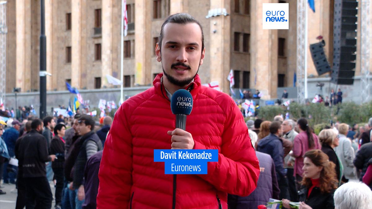 Il corrispondente di Euronews davanti al Parlamento di Tbilisi
