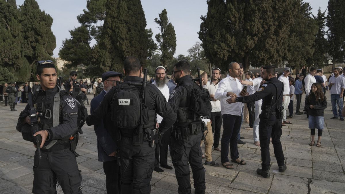 Militares escoltam judeus na Esplanada das Mesquitas em Jerusalém