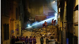 رجال الإطفاء يعملون بعد انهيار المبنى في وقت مبكر من يوم الأحد 9 أبريل 2023 في مرسيليا ، جنوب فرنسا. 9 أبريل/نيسان 2023