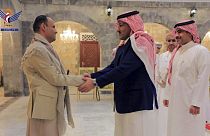 El jefe del consejo político supremo de los hutíes, Mahdi al-Mashat (izquierda), estrecha la mano del embajador de Arabia Saudí en Yemen, Mohammed bin Saeed Al-Jaber, en Saná,