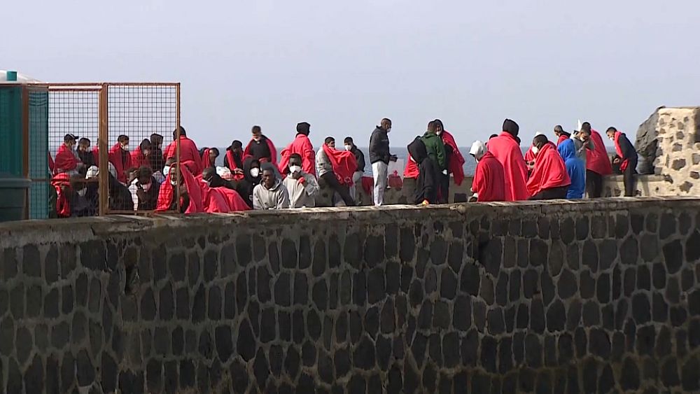 Cerca de 1.000 migrantes en barco llegan a la isla mediterránea de Lampedusa