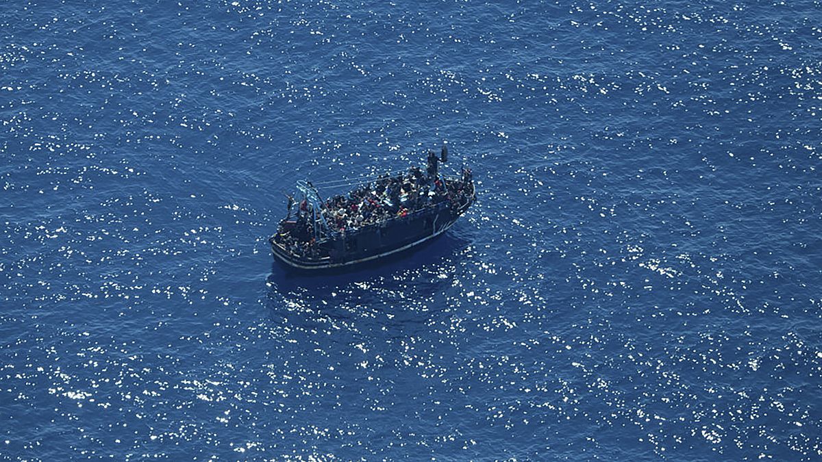 400 мигрантов терпят бедствие в водах Мальты.