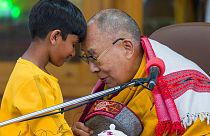 A dalai láma egy kisfiúval 2023. február 28-án