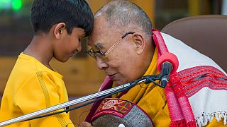 A dalai láma egy kisfiúval 2023. február 28-án