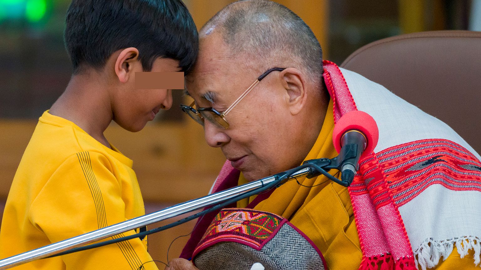 El dalái lama se toca la frente con un niño antes de dirigirse a un grupo de estudiantes en el templo de Tsuglakhang en Dharamshala, India, el 28 de febrero.
