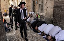 قوات الأمن الإسرائيلية ترافق متدينا يهوديا أثناء سيره بجوار المصلين المسلمين في القدس