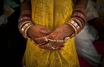 Indiai menyasszony egy csoportos esküvőn Újdelhiben 2014-ben