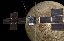 Montaje gráfico de Juice sobrevolando a Europa, la luna de Júpiter.