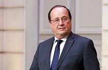 El expresidente francés François Hollande es engañado por dos bromistas rusos pro-Kremlin, Vivan y Lexus, que se hicieron pasar por el expresidente ucraniano Poroshenko.
