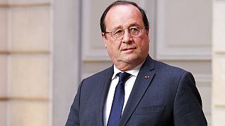 El expresidente francés François Hollande es engañado por dos bromistas rusos pro-Kremlin, Vivan y Lexus, que se hicieron pasar por el expresidente ucraniano Poroshenko.