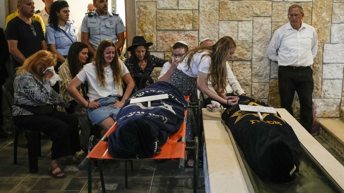 Rina és Maia Dee temetése Izraelben 2023. április 9-én