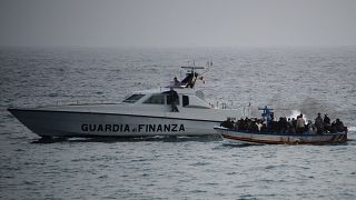 قارب مهاجرين يصل إلى جزيرة لامبيدوزا الإيطالية