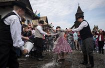 Венгерская традиция поливания водой на Пасху в селе Холлокё