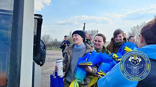 جنود أوكرانيون أطلق سراحهم في عملية لتبادل الأسرى بين موسكو وكييف