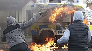 Manifestanti nord irlandesi colpiscono una volante della polizia
