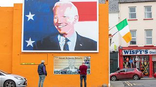 جدارية عملاقة للرئيس الأمريكي جو بايدن في منزل أجداده في بالينا، شمال غرب أيرلندا.