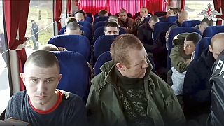 Orosz katonák ülnek egy buszban, miután az Oroszország és Ukrajna közötti fogolycsere keretében szabadon engedték őket. 