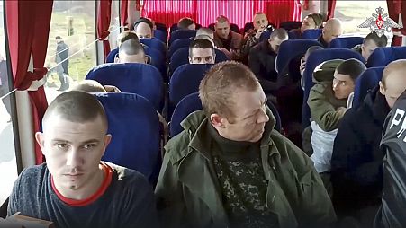 Orosz katonák ülnek egy buszban, miután az Oroszország és Ukrajna közötti fogolycsere keretében szabadon engedték őket. 