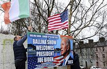 Irlandeses terminam preparativos para receber presidente Joe Biden na pequena cidade de Ballina, República da Irlanda