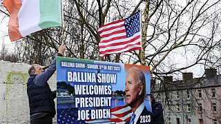 Irlandeses terminam preparativos para receber presidente Joe Biden na pequena cidade de Ballina, República da Irlanda