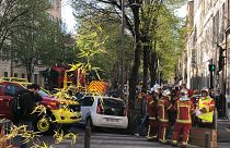 رجال الإطفاء يتجمعون بالقرب من الشارع حيث انهار مبنى في وقت مبكر من يوم الأحد، 9 أبريل/نيسان 2023 في مرسيليا، جنوب فرنسا.