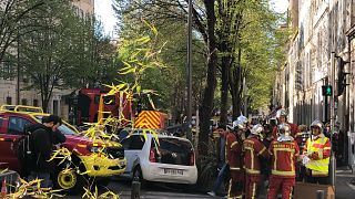 رجال الإطفاء يتجمعون بالقرب من الشارع حيث انهار مبنى في وقت مبكر من يوم الأحد، 9 أبريل/نيسان 2023 في مرسيليا، جنوب فرنسا.