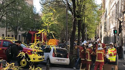 ARCHIVO - Los bomberos se reúnen cerca de la calle donde se derrumbó un edificio la madrugada del domingo 9 de abril de 2023 en Marsella, sur de Francia.