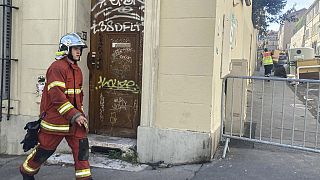Los bomberos prosiguen las labores de rescate en la rue Tivoli de Marsella