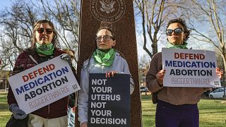 ثلاثة أعضاء من مجموعة مسيرة المرأة لدعم الحصول على أدوية الإجهاض خارج المحكمة الفيدرالية يوم الأربعاء 15 مارس/آذار 2023 في أماريلو، تكساس.