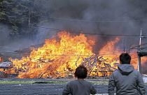السكان المحليون يقفون بالقرب من مكان الحريق المتضرر في غانغ نيونغ، كوريا الجنوبية، الثلاثاء 11 أبريل 2023.