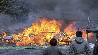 السكان المحليون يقفون بالقرب من مكان الحريق المتضرر في غانغ نيونغ، كوريا الجنوبية، الثلاثاء 11 أبريل 2023.