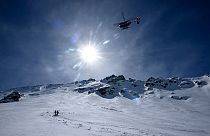 Отряд высокогорной полиции (PGHM) направляет вертолет во время учений по поиску и спасению недалеко от Бриансона во французских Альпах, 16 марта 2023 года. в лавинах неда