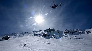 Отряд высокогорной полиции (PGHM) направляет вертолет во время учений по поиску и спасению недалеко от Бриансона во французских Альпах, 16 марта 2023 года. в лавинах неда