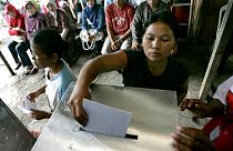 Endonezya'da oy kullanan bir kadın (arşiv)
