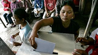 Endonezya'da oy kullanan bir kadın (arşiv) 