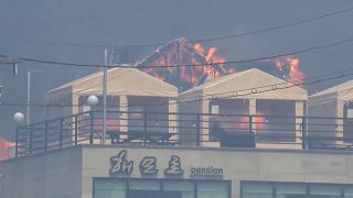 Ein Gebäude hat Feuer gefangen
