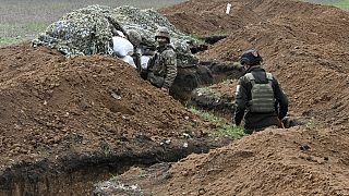 Des militaires ukrainiens se tiennent à leur position dans des tranchées près de la ville de Bakhmut, dans la région de Donetsk, le 8 avril 2023.