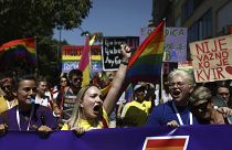 Des participants marchent lors de la marche annuelle de la fierté homosexuelle dans la capitale Sarajevo, en Bosnie, samedi 14 août 2021.