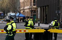 الشرطة تقف خارج الفندق الذي سيقيم فيه الرئيس جو بايدن في بلفاست ، أيرلندا الشمالية، الثلاثاء 11 أبريل/نيسان 2023