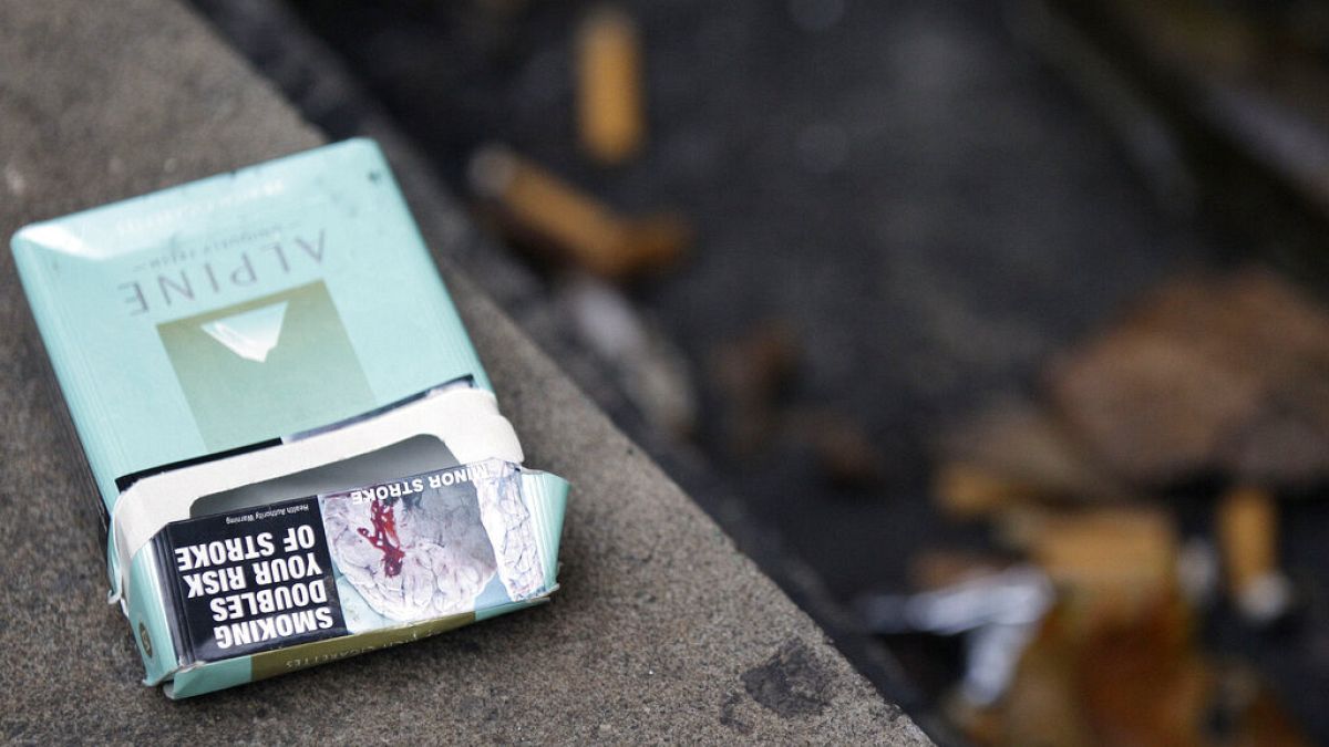 علبة سجائر فارغة على الأرض خارج حانة في سيدني، أستراليا، الأربعاء 6 يوليو 2011